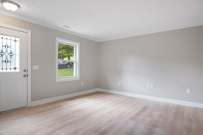 Foto del edificio - 3 bed/ 2 1/2 bath pet friendly fenced yard