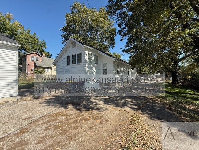 Foto del edificio - Updated South KC Home, 3 Car Detached with...