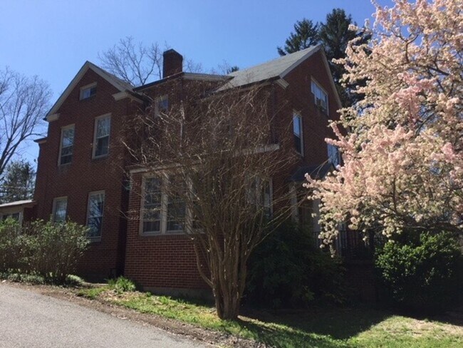 Foto del edificio - Radford, 5 BR / 2.5 BA, Available in August
