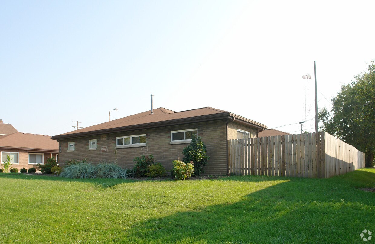 Building Photo - 800-816 Northwest Blvd