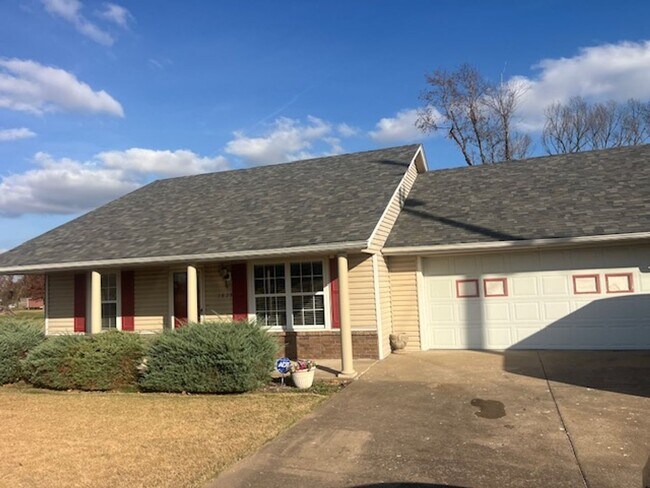 Building Photo - 2 Bedroom Duplex Rogers!