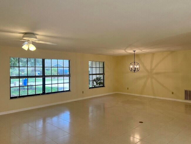 Building Photo - 560 W Forest Trail