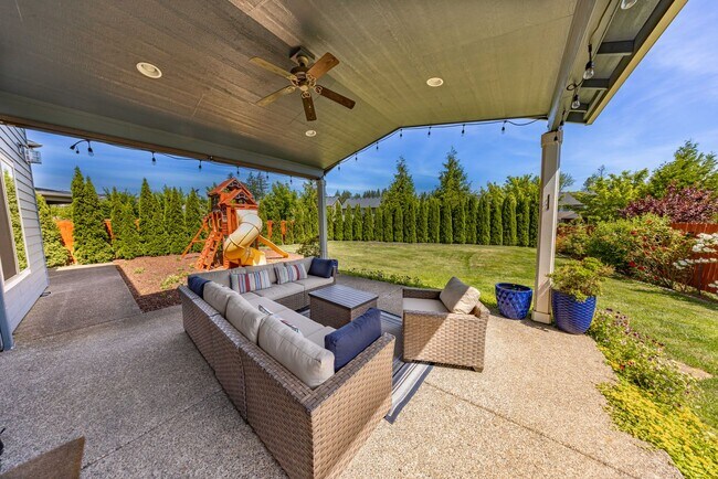 Foto del edificio - Four Bedroom Home + Bonus & Den in Gated C...