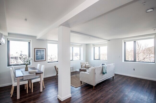 Foto del edificio - 70 Parker Hill Ave