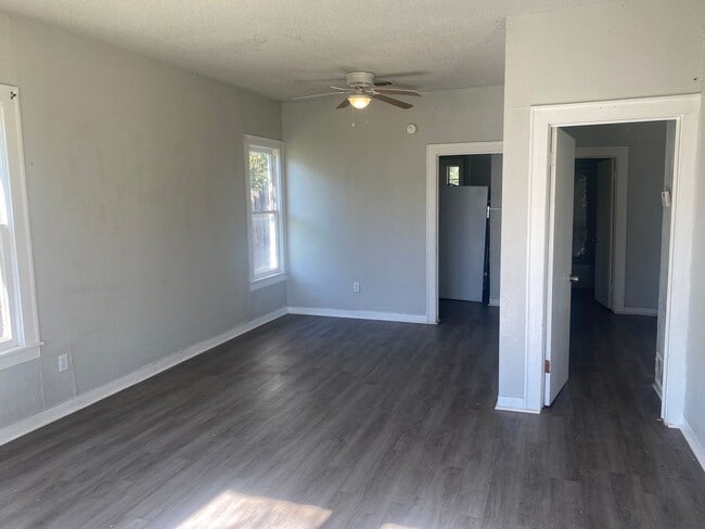 Building Photo - 2 bed 1 bath