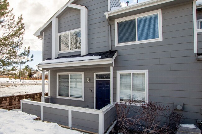 Building Photo - Spacious open plan three bed two bath town...
