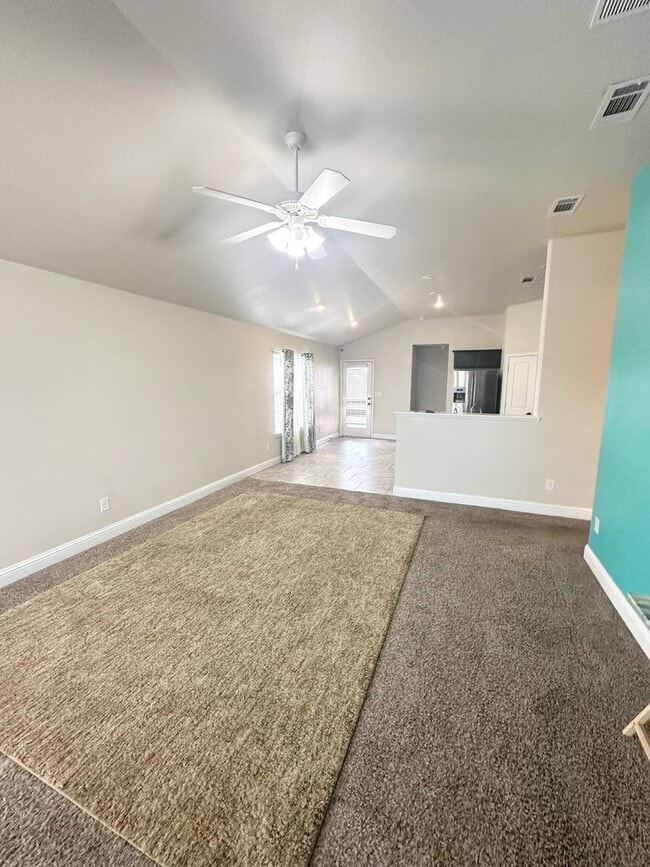 Foto del edificio - 4 Bed 2 Bath Ready to Rent ASAP!