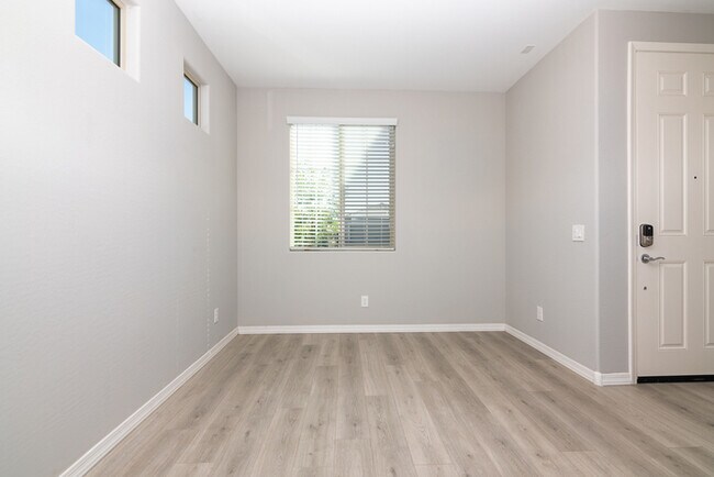 Building Photo - Come check out this beauty in Buckeye!