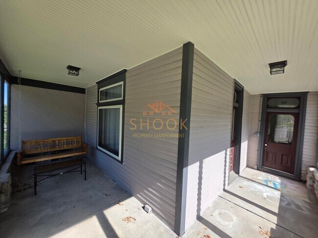 Foto del edificio - LARGE 4 BR HOME CLOSE TO DOWNTOWN W/ LOTS OF AMENITIES