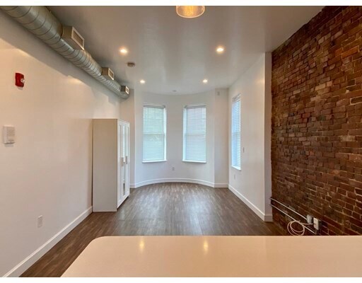 Building Photo - 105 Broadway