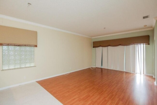 Building Photo - 256 Kensington Way