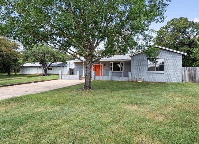 Building Photo - 2106 Allred Dr