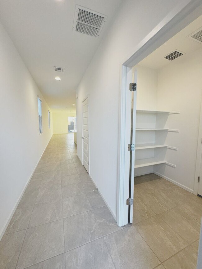 Foto del edificio - New 3 Bedroom 2 Bath Home at Western Gardens!