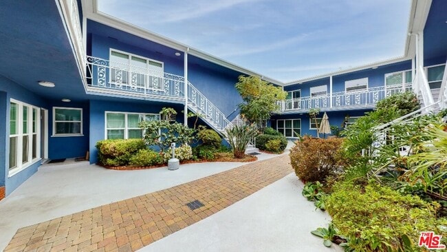 Building Photo - 11284 Montana Ave