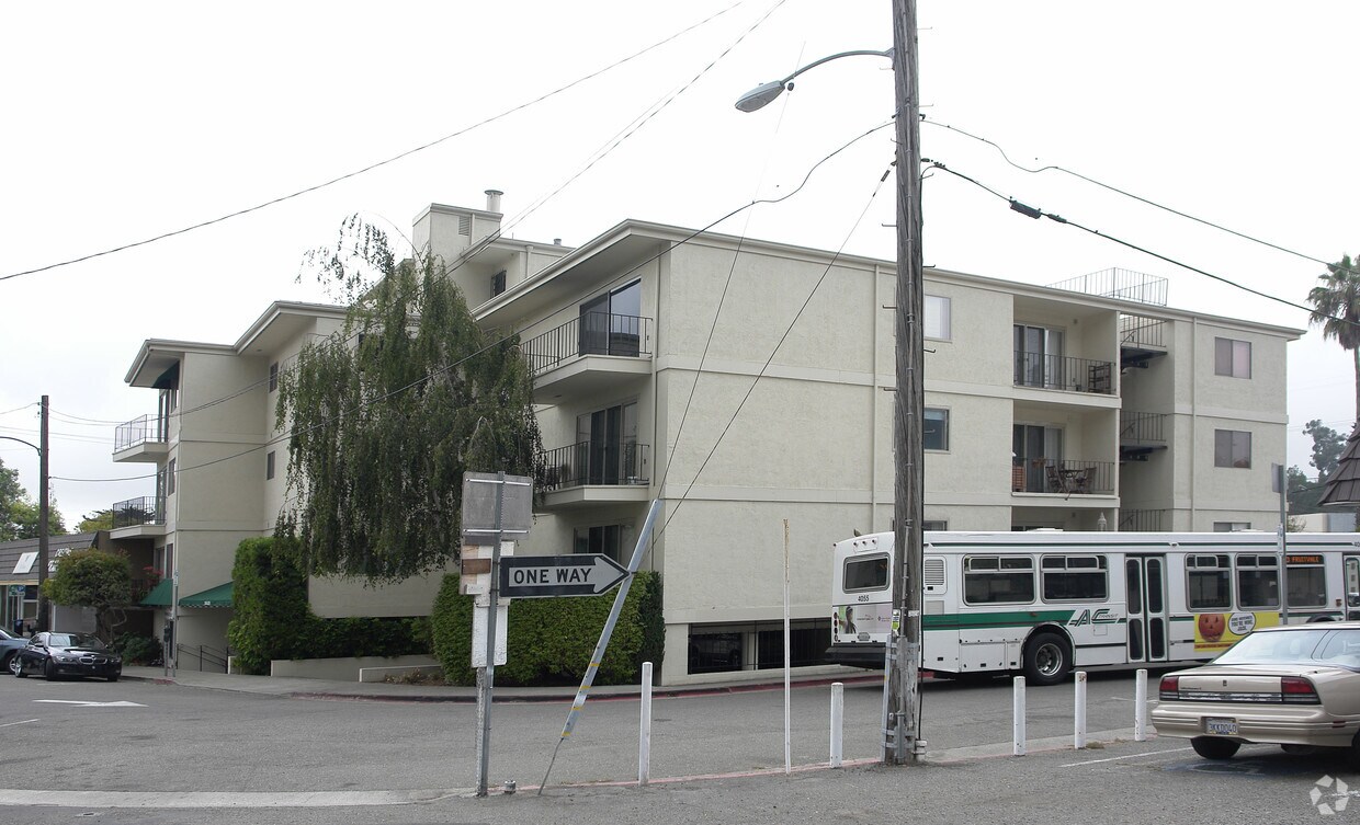 Building Photo - 5021-5025 Woodminster Ln