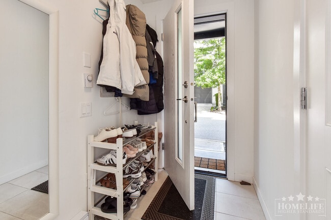 Building Photo - Bright South Surrey Townhome with Rare Lar...
