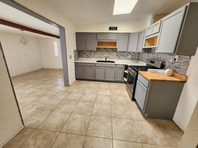Building Photo - 6816 E Nelson Dr