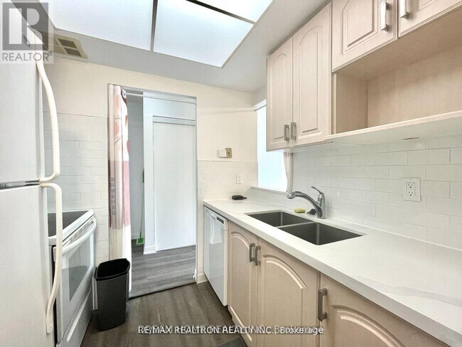 Building Photo - 5 Greystone Walk Dr