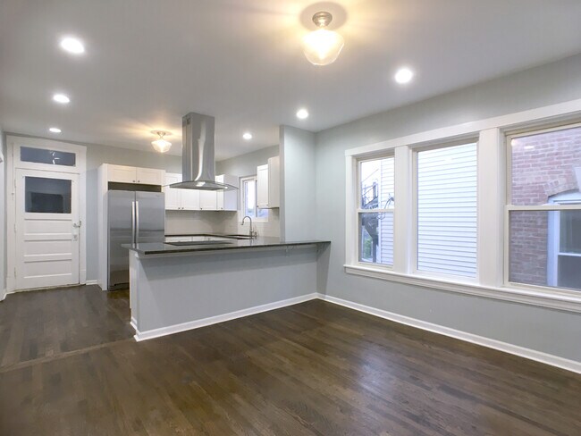 Kitchen & dining - 3348 N Karlov Ave