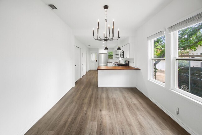 Foto del edificio - 3 Bedroom and 2 Bathroom located in Highla...