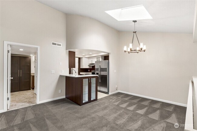 Foto del edificio - Great 1bed 1bath Location in Kirkland! Next to Village at Totem Lake Mall