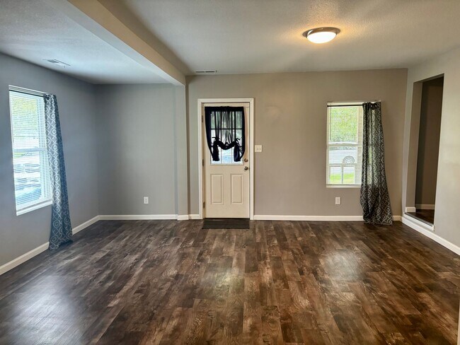 Foto del edificio - Check Out This 3-Bed/1-Bath House in Bluff...