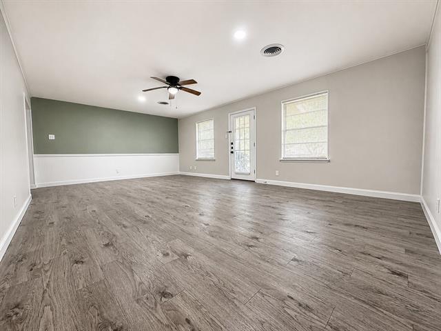 Building Photo - 1005 Oakwood Ln