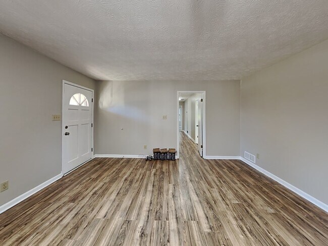 Building Photo - $1000 OFF!! Cozy 3 Bedroom home in Lawrenc...