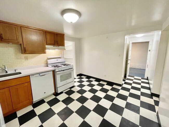 Foto del edificio - Fantastic Noe location!  2BR/1BA Garden Unit! Yard! Laundry! Rent Controlled! - PROGRESSIVE