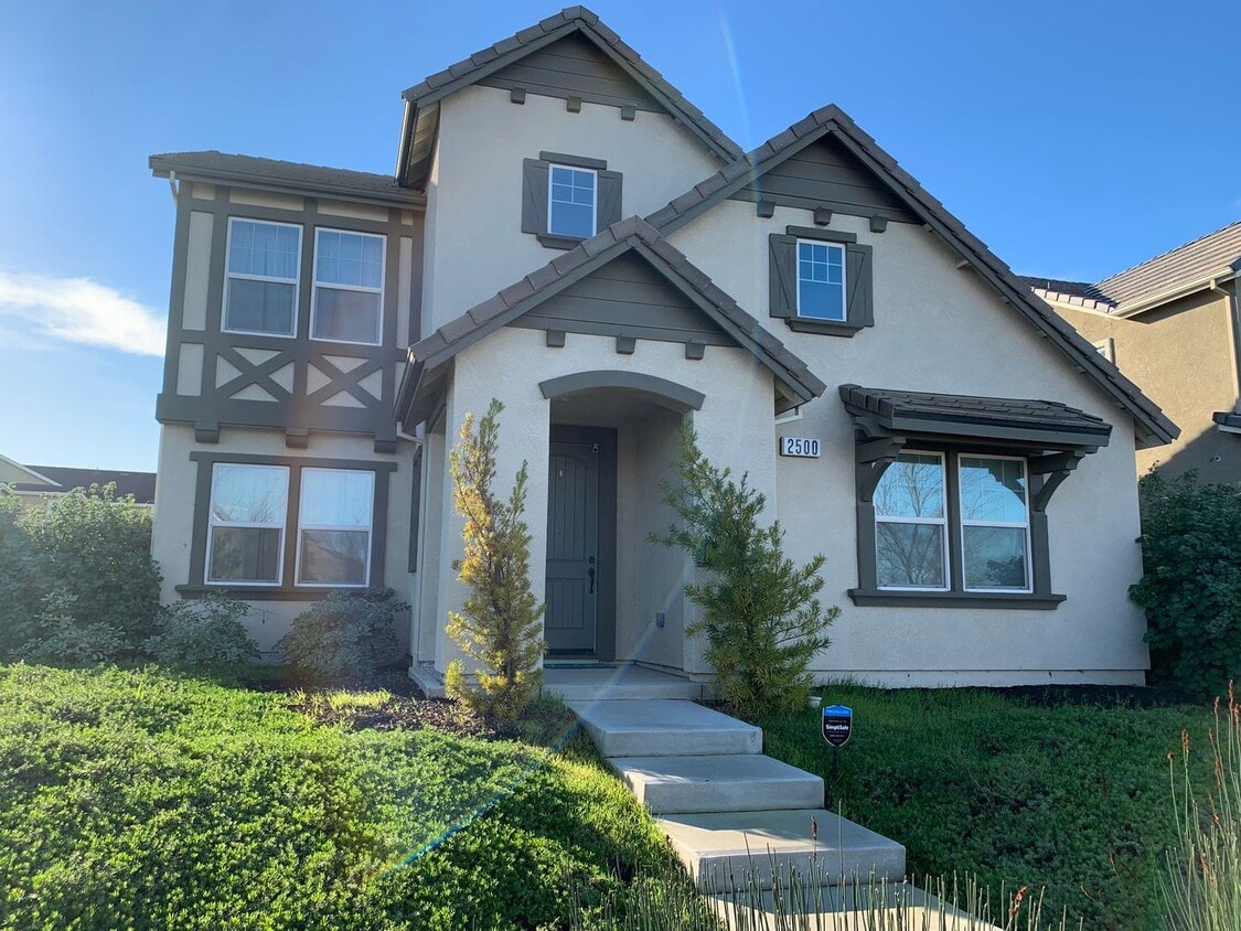 Primary Photo - Gorgeous 4 Bedroom, 3 Bath Ellis-Landmark ...