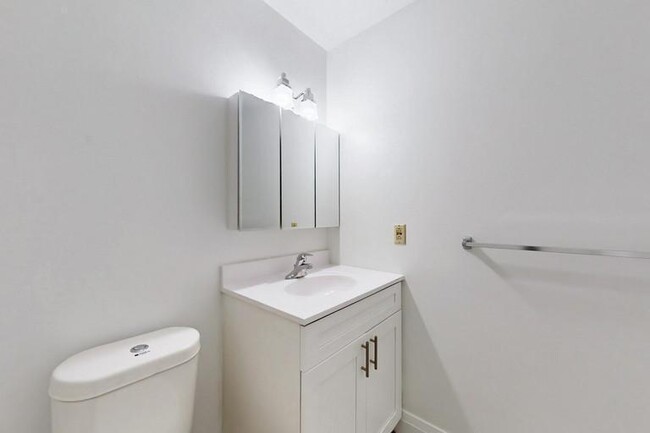 Building Photo - Newly Renovated 2 Bedroom Suite at Bedford...