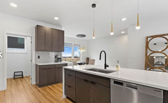 Building Photo - MODERN 3 BEDROOM 3 BATH NEAR CAMPUS