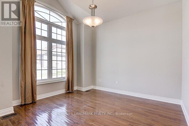 Photo du bâtiment - 146 Lady Fenyrose Ave