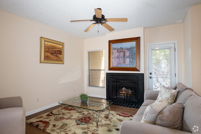 1 habitación, 1 baño - 740 pies cuadrados - Sala de estar - The Pointe