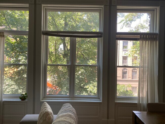 Foto del edificio - 2719 N Pine Grove Ave