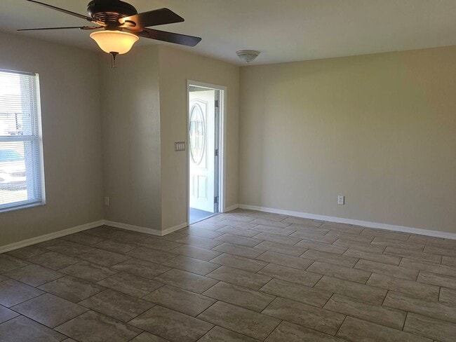 Building Photo - 3/2/2 Single Family Home with Fenced in Yard!