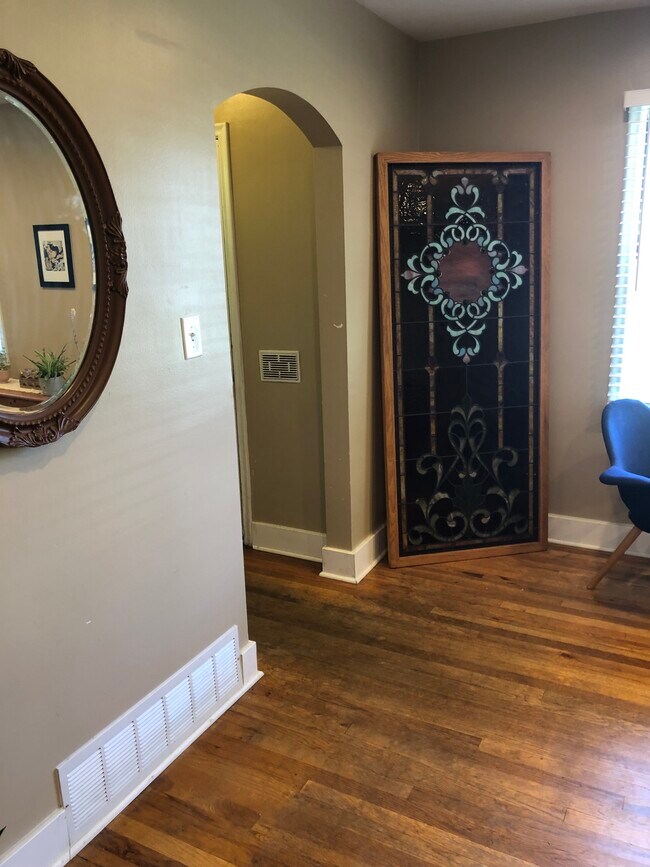 Sala de estar - 1504 E Bryan Ave