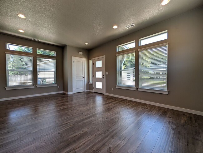 Foto del edificio - 2bdrm/1bthrm home with beautiful finishes!