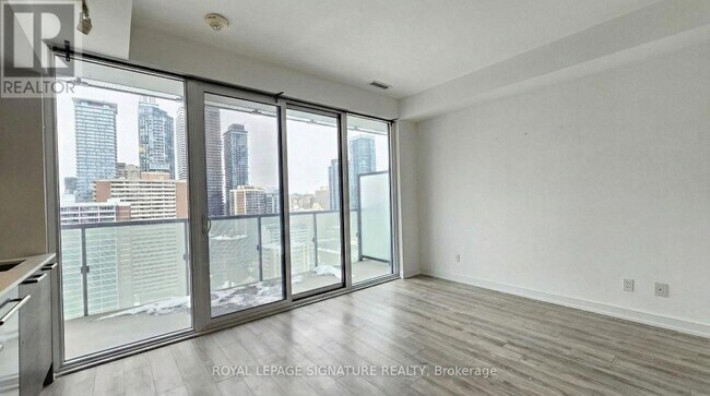 Photo du bâtiment - 28 Wellesley St E