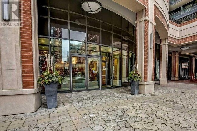 Photo du bâtiment - 830-830 Lawrence Ave W