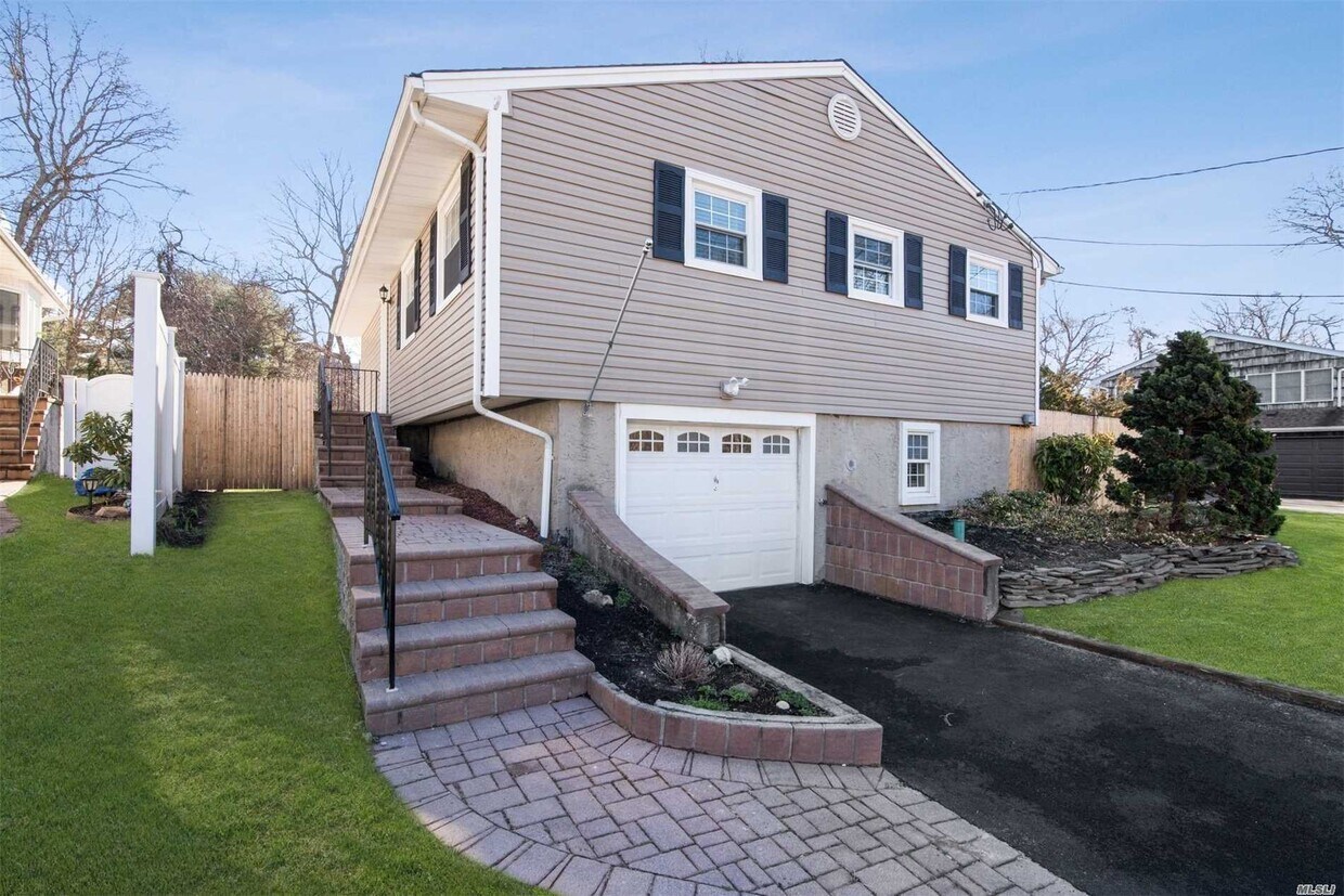 25 New Ln, Selden, NY 11784 Room for Rent in Selden, NY