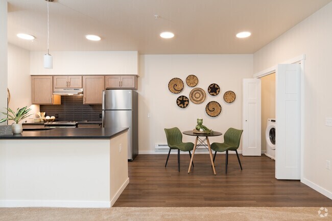 2BR, 2BA - 1136SF - River's Edge Apartments