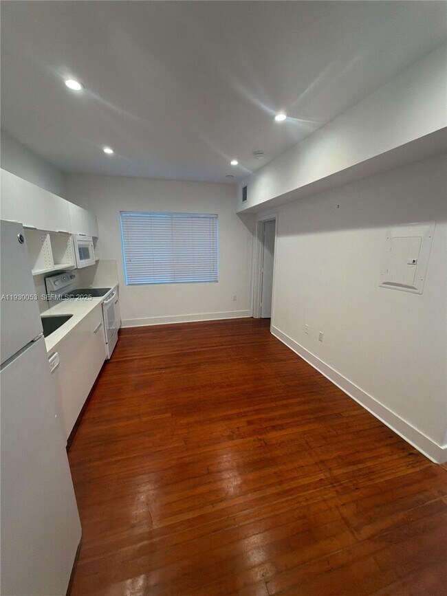 Foto del edificio - 3677 Poinciana Ave