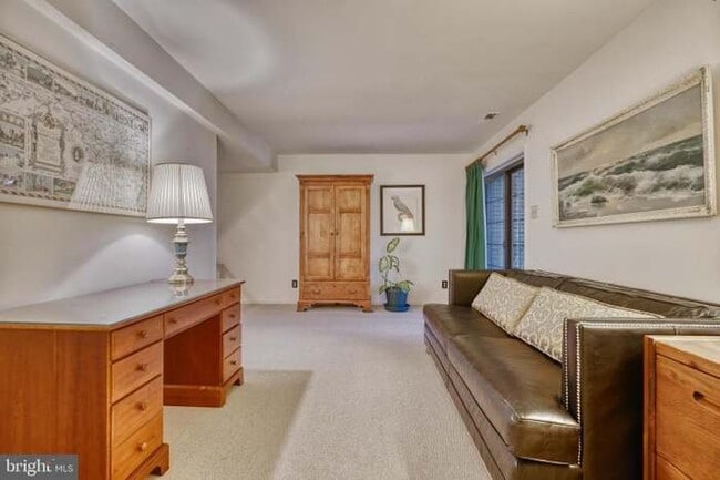 Building Photo - 68 Tudor Ct