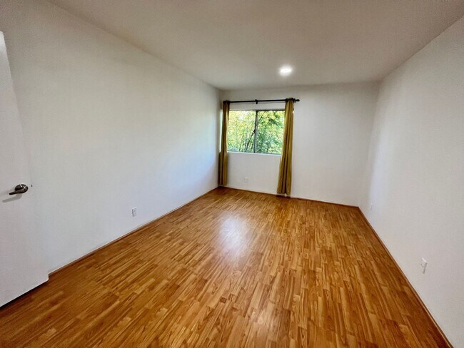 Building Photo - Spacious and bright Lawndale 2-Bed, 2-Bath...