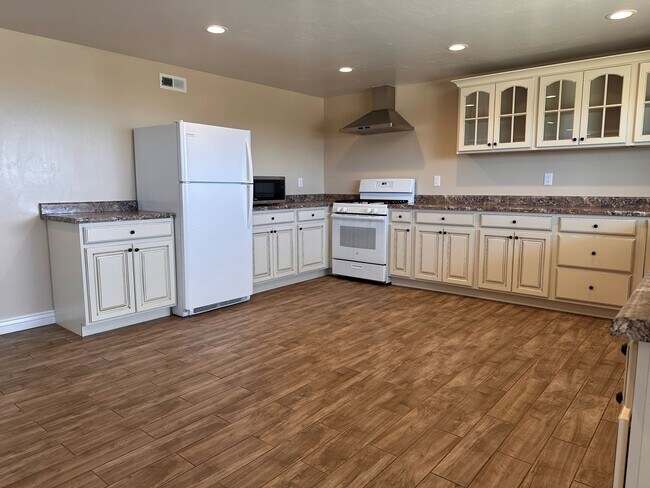 Foto del edificio - 2 Bedroom Walk out Basement Apartment