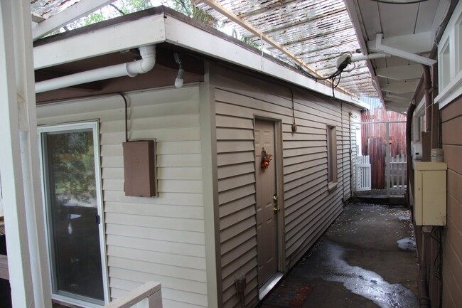 Building Photo - Poplar Street Bungalow