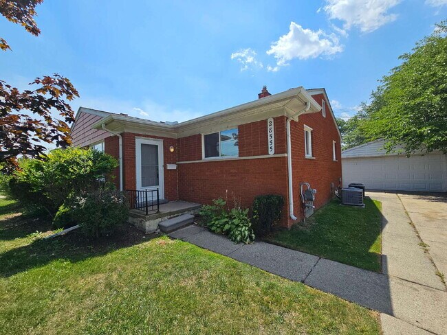 Foto del edificio - 2 Bedroom, 2 Bath Duplex, Huge Basement with 2-Car Garage – St. Clair Shores