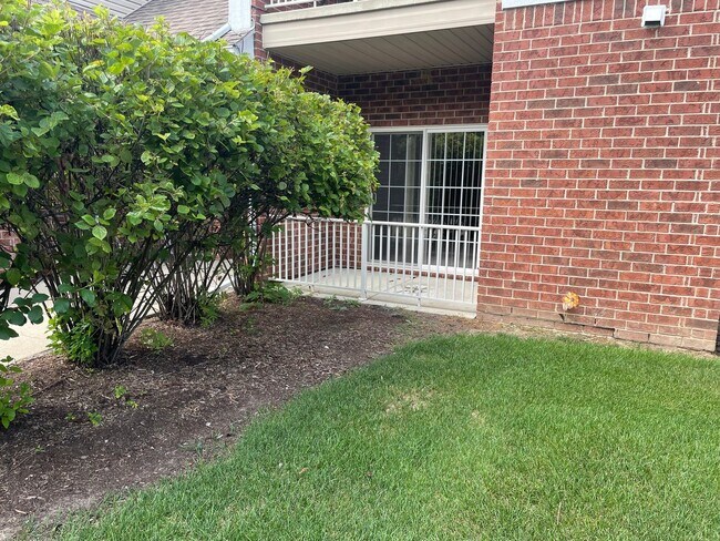 Foto del edificio - Shelby TWP 2-BR, 2-BA with Attached Garage, Lower Unit, Immediate Occupancy