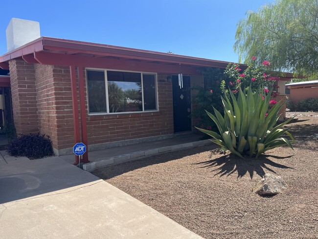 Building Photo - 6945 E Kirkland Dr